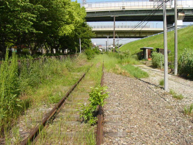 大和川堤防沿いに来た阪和貨物線跡